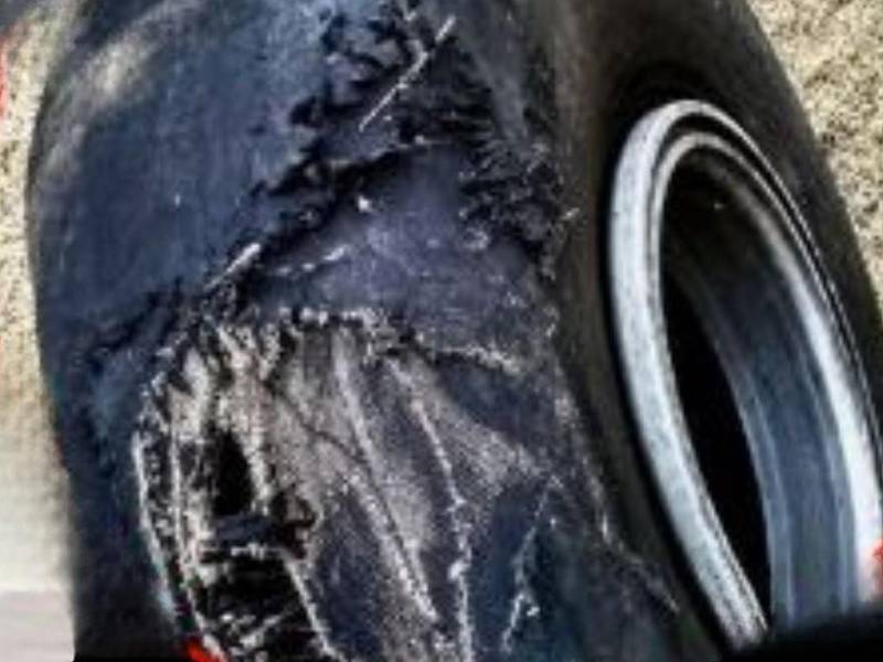 En el incidente del pasado 29 de mayo, así quedó el neumático del tren de aterrizaje de la nave que sufrió el percance.