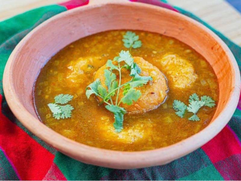 Esta sopa de capirotadas es una opción para disfrutar caliente, especialmente durante los días fríos y lluviosos.