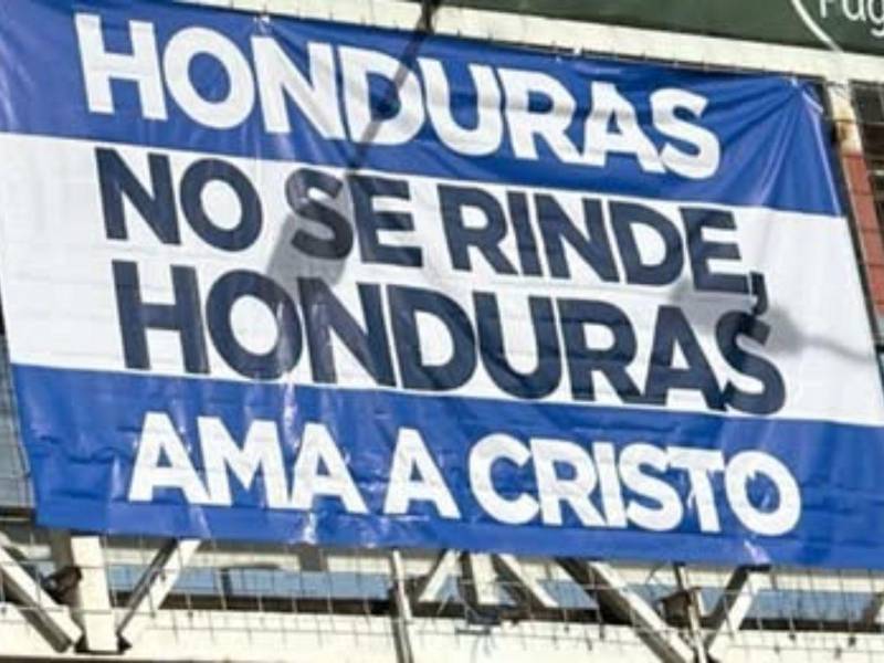 Mientras unos muestran respaldo, otros aprovechan la ocasión para lanzar ataques con mensajes en rótulos.