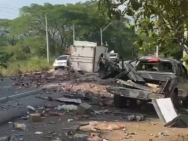 El impacto frontal entre las unidades de transporte dejó escenas de caos y desesperación en la carretera hacia Olancho, donde pasajeros lesionados fueron auxiliados por cuerpos de socorro y pobladores de la zona. La escena del accidente fue caótica.
