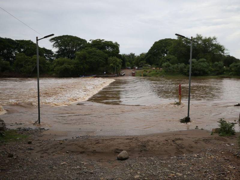 El paso hacia la Costa de los Amates sigue interrumpido por la crecida del río Goascarán.