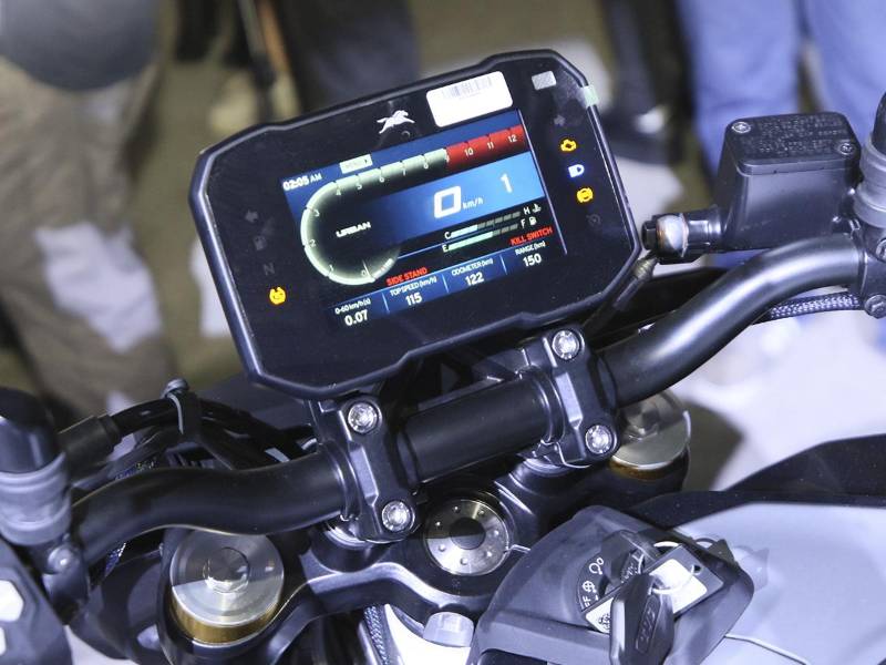 Control crucero, quickshifter y pantalla TFT: tecnología al servicio del piloto en la nueva Apache RTR 310.