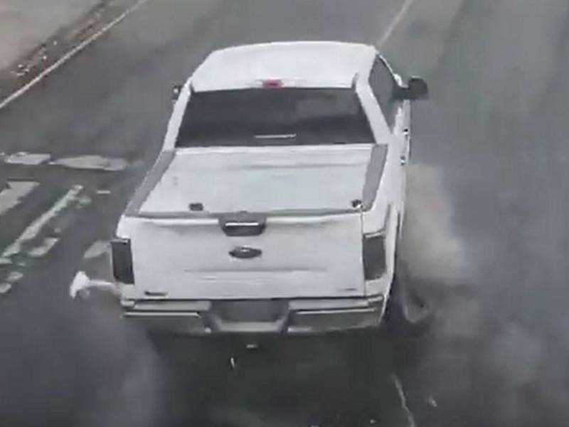 La pareja a bordo de la motocicleta quedó varios segundos debajo de las llantas del automotor.