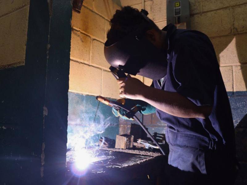 El taller de construcciones metálicas enseña a fabricar, soldar y montar puertas, balcones y muebles.