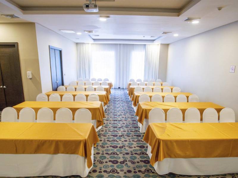 Salones equipados con tecnología moderna y capacidad flexible, ideales para conferencias, capacitaciones y reuniones corporativas.