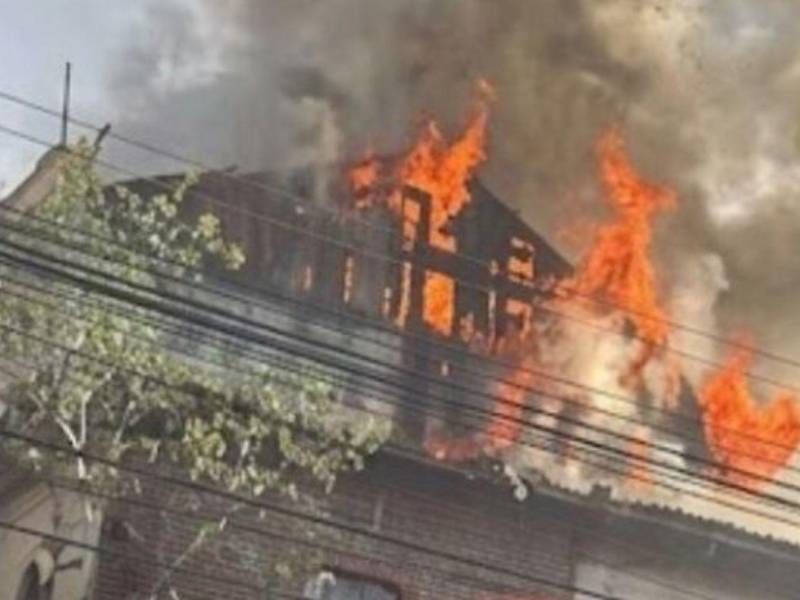 Incendio amenaza con extenderse a otras propiedades en el casco histórico de Tegucigalpa
