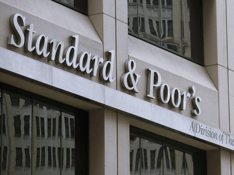El informe de Standard &amp; Poor's destaca que Honduras logró mejorar su perspectiva crediticia a estable gracias a un entorno político más predecible y a ajustes en su política económica tras el cambio de gobierno.