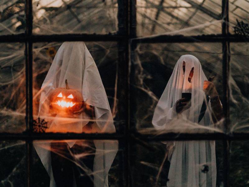 Halloween conserva parte del simbolismo de sus orígenes, marcado por el misterio de la muerte, el recuerdo de los difuntos y las antiguas creencias sobre el mundo de los espíritus.