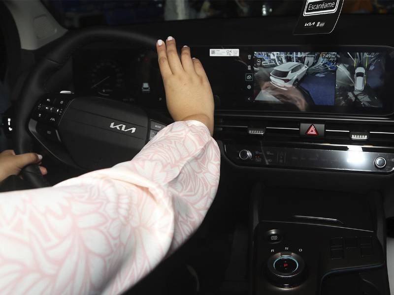 La nueva Kia Sportage Híbrida cuenta con avanzada tecnología de asistencia al estacionamiento, ofreciendo seguridad y facilidad para el conductor.