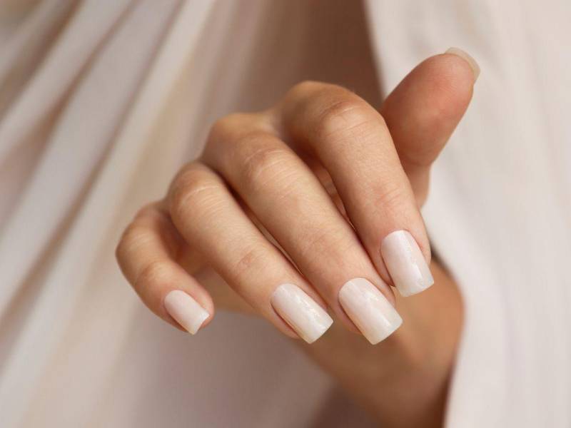 Almond milk nails, la manicura que arrasa esta temporada