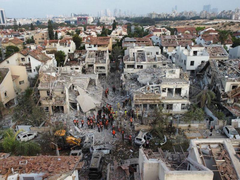Los ataques con misiles balísticos lanzados por Irán en represalia por la ofensiva israelí contra su territorio provocaron la muerte de tres personas en el centro de Israel y dejaron más de 50 heridos.