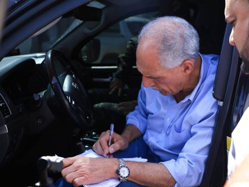 El presidente Nasry Asfura recorrió parte del litoral Atlántico para supervisar proyectos y evaluar las condiciones de infraestructura.