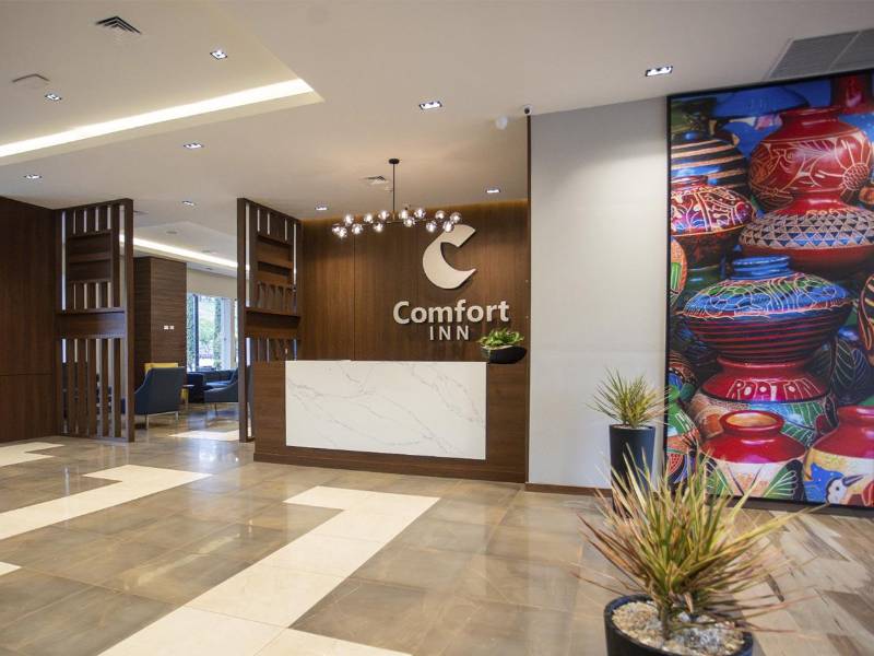 Un espacio elegante y acogedor que refleja el estándar de servicio y confort de la marca Comfort®.