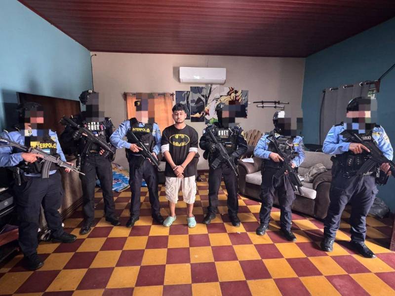 Maykel Cruz Cruz, detenido por agentes de varias unidades de la Policía Nacional (PN).