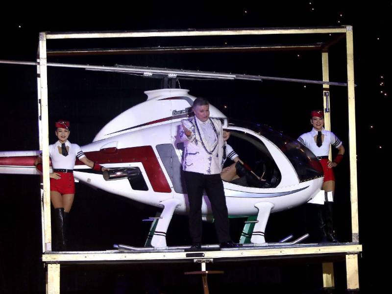 La aparición en vivo de un helicóptero, en solamente tres segundos, es sello del espectáculo que reúne a artistas de 25 nacionalidades.