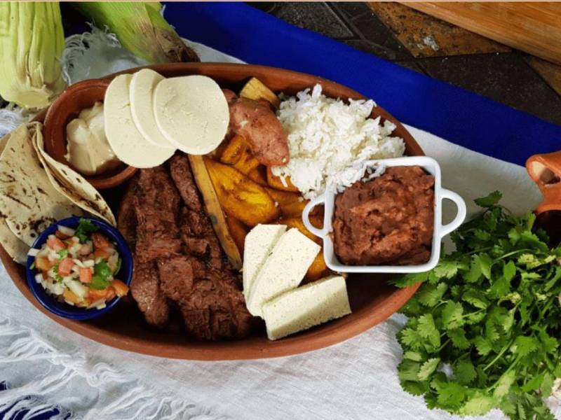 La carne asada es otro de los platillos presentes en reuniones y celebraciones familiares en Honduras.