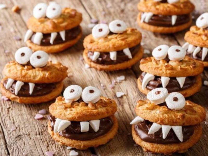 Se preparan con galletas con trozos de chocolate o nueces, crema de chocolate, malvaviscos y merengues.