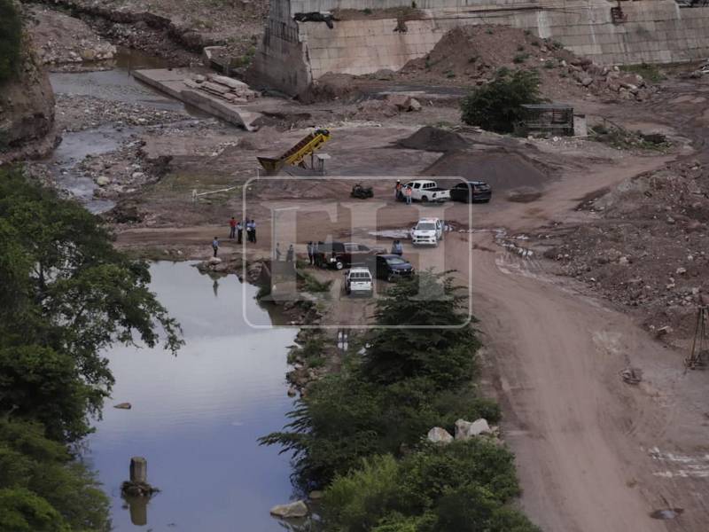Personal forense realizó este domingo inspecciones en la aldea El Tablón, a la altura de la represa San José, como parte de las investigaciones relacionadas con el hallazgo de restos humanos. Y la búsqueda dio resultado, hallaron una pierna.