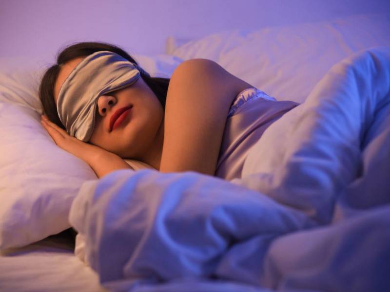 Dormir y despertar a horas muy distintas entre semana y en los días libres produce lo que los expertos llaman jet lag social, un desajuste que se ha asociado con más cansancio al retomar la rutina.