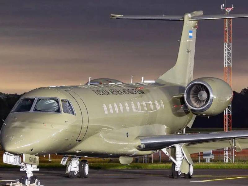 El anuncio de la subasta del avión presidencial de Honduras ha despertado la curiosidad de miles de ciudadanos. Más allá de la decisión gubernamental de vender la aeronave, muchos se preguntan cómo es el Embraer Legacy 600, el avión que durante años fue utilizado para el traslado de altos funcionarios y misiones oficiales del Estado.
