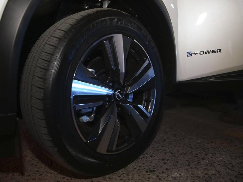El diseño exterior de la Nissan X-Trail e-POWER resalta con rines que combinan estilo, estabilidad y desempeño.