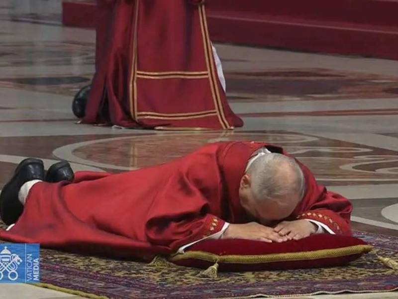 Este rito de Viernes Santo, el que se conmemora el martirio de Jesús de Nazaret, es uno de los más solemnes del calendario litúrgico.