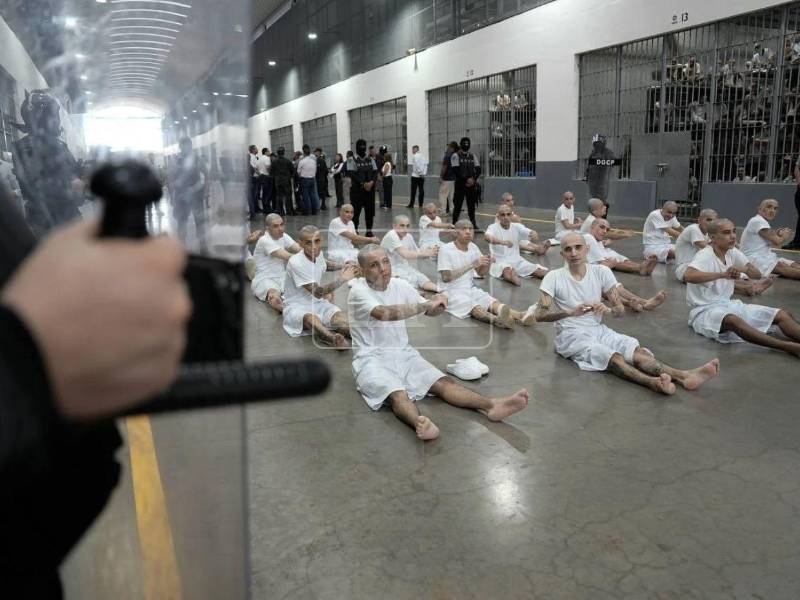 La delegación encabezada por Tomás Zambrano conoció los controles del centro penitenciario salvadoreño y observó que los internos acataban las instrucciones de las autoridades.