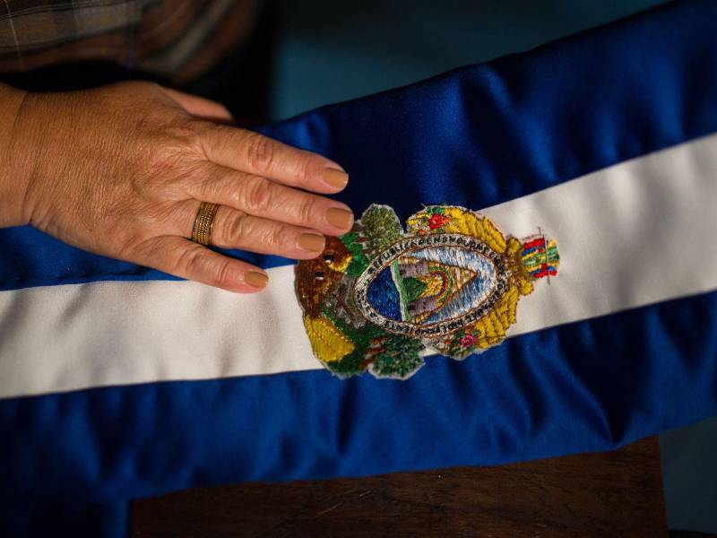 Desde el inicio de esta tradición, en 1994, María de los Ángeles Moncada se ha encargado de bordar todos los escudos de las bandas que se utilizan en la toma de posesión presidencial cada cuatro años.