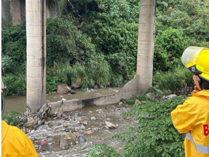 En la colonia Reynel Fúnes, donde una quebrada crecida provocó una inundación.