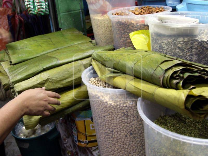 La Navidad, época en la que el olor a nacatamales, torrejas y rosquillas en miel inunda los hogares. Tan solo falta una semana para este día tan ansiado, donde la familia comparte las tradicionales comidas. Así se prepara el mercado capitalino este año.