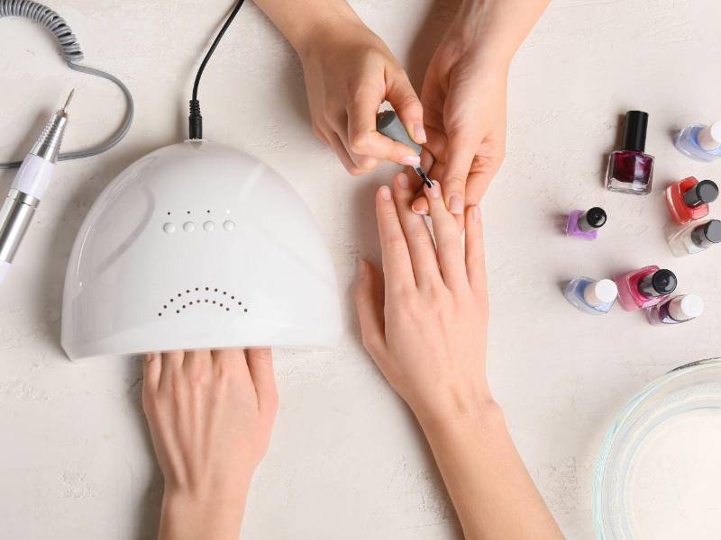 El calcio es recomendado para quienes han dejado las uñas acrílicas y desean recuperar la salud de sus uñas naturales.