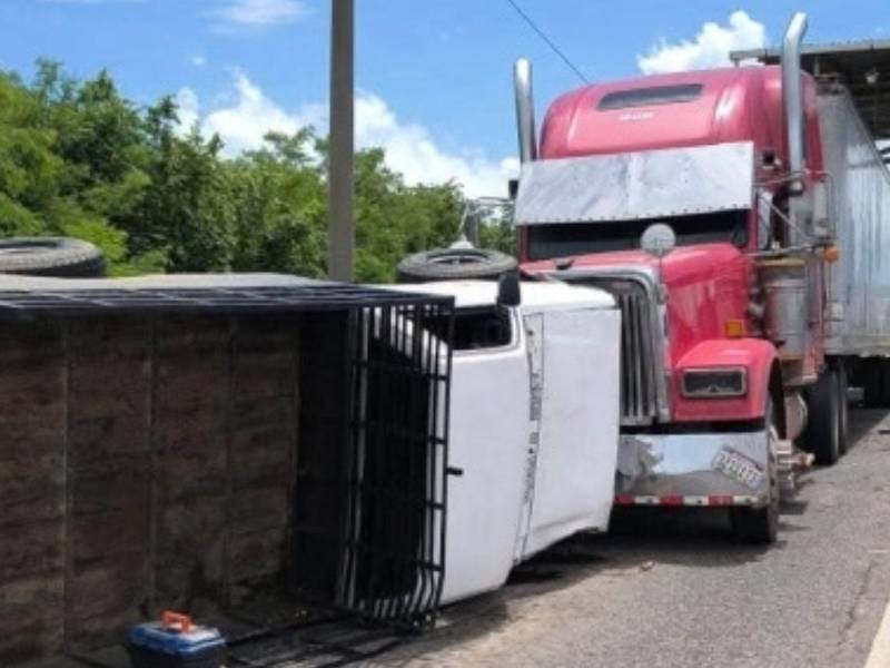 El fuerte percance dejó al menos cinco personas heridas, quienes fueron atendidas tras el accidente y posteriormente trasladadas a un centro asistencial.