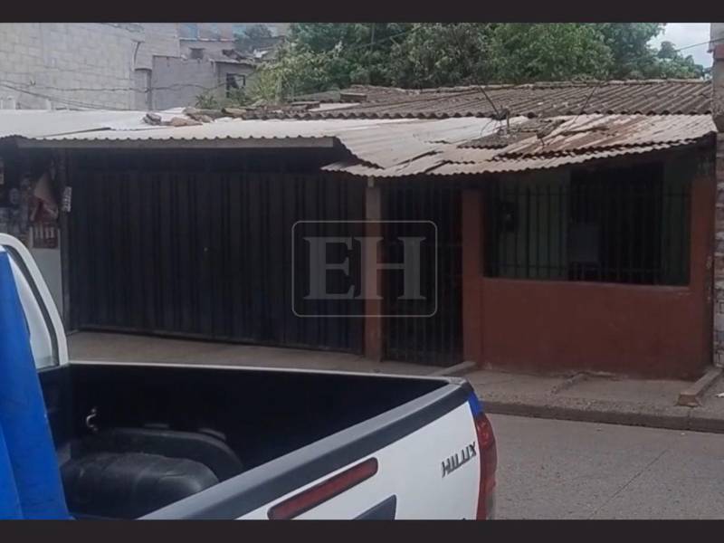 Lo que comenzó como una extraña preocupación entre vecinos terminó convirtiéndose en una escena de horror en la colonia La Sosa, en Tegucigalpa, donde el fuerte olor que emanaba de una vivienda llevó al descubrimiento preliminar de que una mujer habría sido sepultada en el patio de su propia casa.
