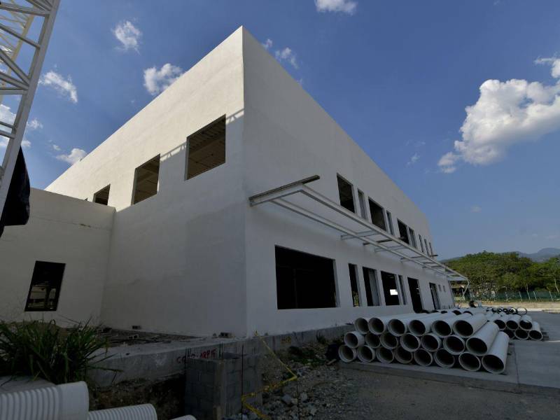 En Ocotepeque, Salamá y Santa Bárbara, los avances físicos reportados oscilan entre 22% y 32%, mientras los compromisos financieros superan en algunos casos el 70% del presupuesto asignado. La imagen muestra el hospital de Ocotepeque.