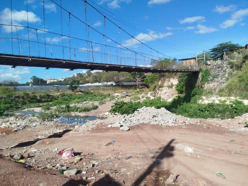 El cadáver fue encontrado cerca de un puente colgante por dónde antes funcionó la empresa Textiles Río Lindo.