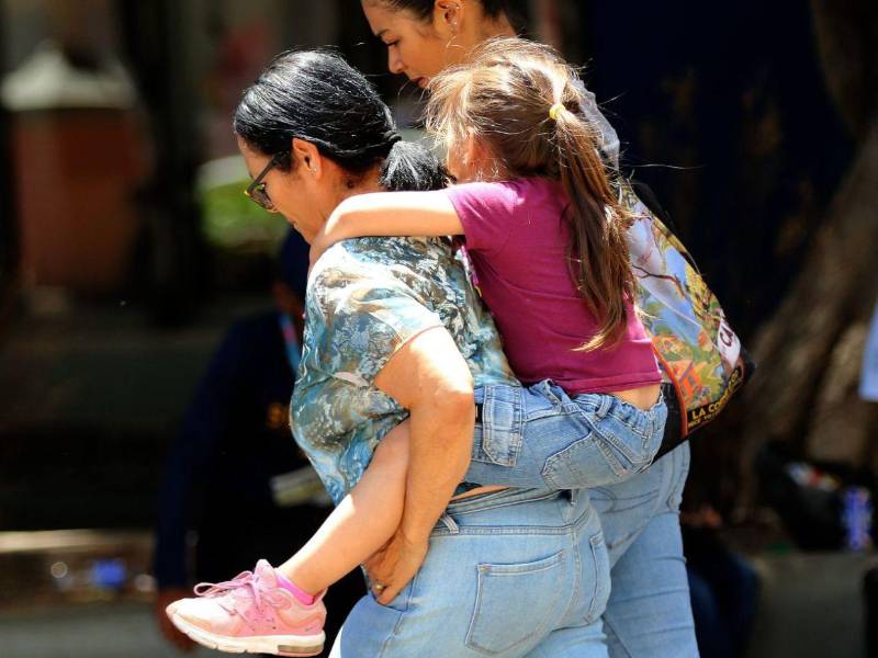 Muchas madres jefas de hogar buscan el equilibrio entre criar a sus hijos y darles sustento, por lo que varias optan a trabajar de forma independiente.