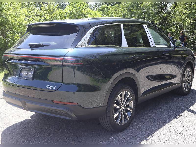 El sistema ADAS y las 10 bolsas de aire garantizan seguridad total para el conductor y los pasajeros.