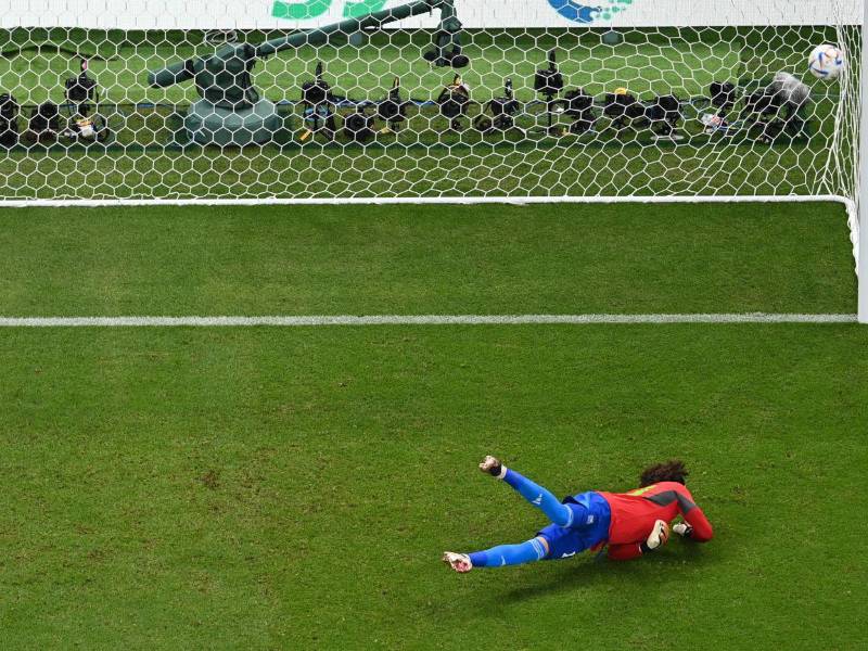 Como si estuviera en una mesa de billar, Messi mandó a guardar al fondo de la red un remate preciso.