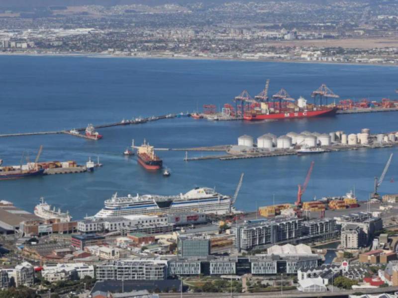 El estrecho de Ormuz, punto de importancia estratégica mundial que separa las costas de Irán y Omán, se encuentra entre el Golfo Pérsico y el Golfo de Omán y por sus aguas se transporta alrededor del 20 por ciento de la producción mundial de crudo y también de gas.