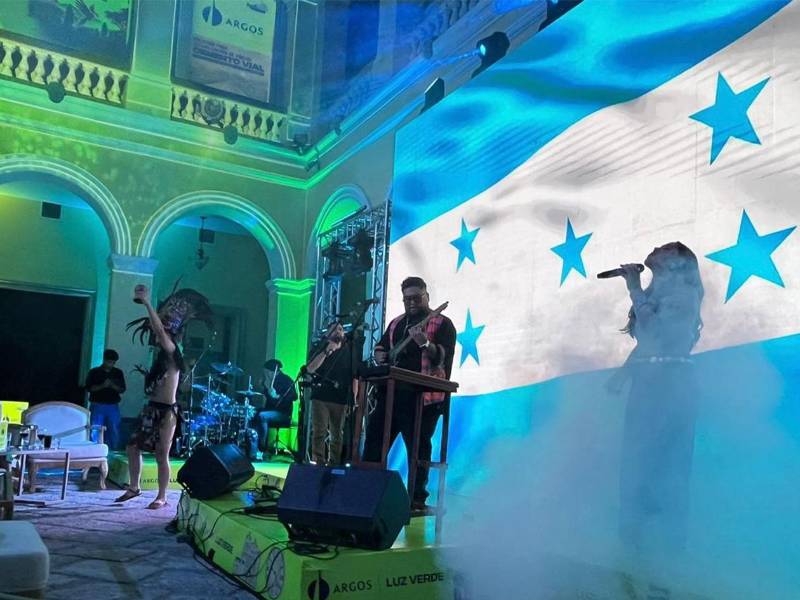 El evento de lanzamiento contó con un show lleno de energía y simbolismo, representando la transformación y el orgullo de construir un futuro sólido para Honduras.