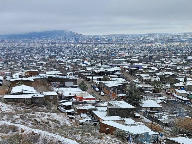 La caída de nieve en la frontera norte de México, en el marco de una tormenta invernal que afecta a amplias zonas del sur de Estados Unidos, llevó a familias a salir a las calles para presenciar el fenómeno, mientras que autoridades de Protección Civil emitieron recomendaciones preventivas ante el frío extremo que se avecina. La zona no cuenta con edificaciones apropiadas para enfrentar la nevada.