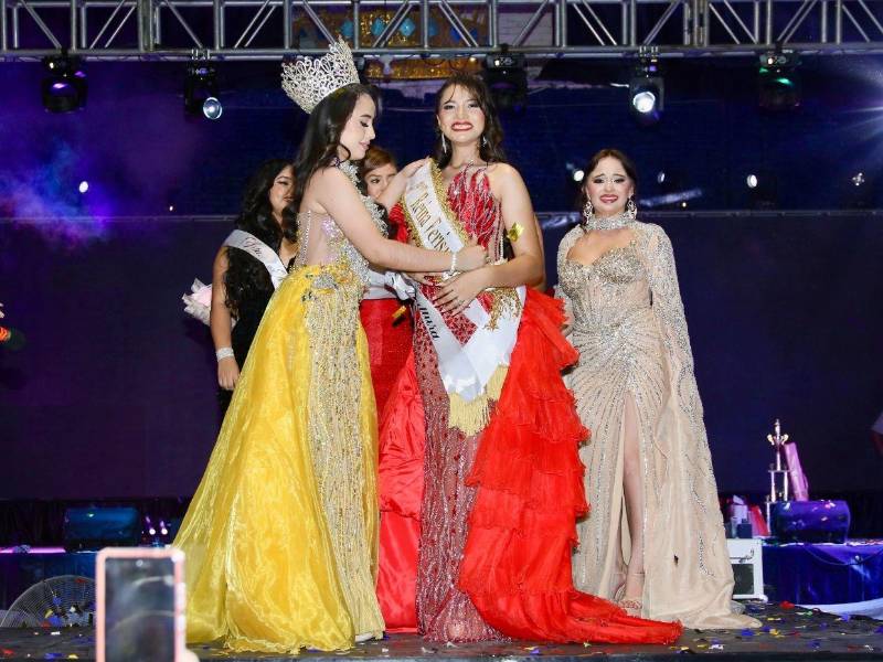 La banda la impuso Katherine Hernández, Reina Ferisan 2025, quien junto a las demás ganadoras de la edición anterior realizó su pasarela de despedida antes de ceder el protagonismo a la nueva generación de soberanas.