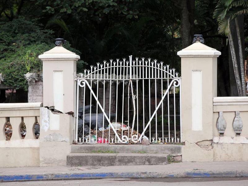 Con muros perimetrales dañados y basura, capitalinos solicitan a las autoridades de la AMDC reparar el histórico parque La Concordia.