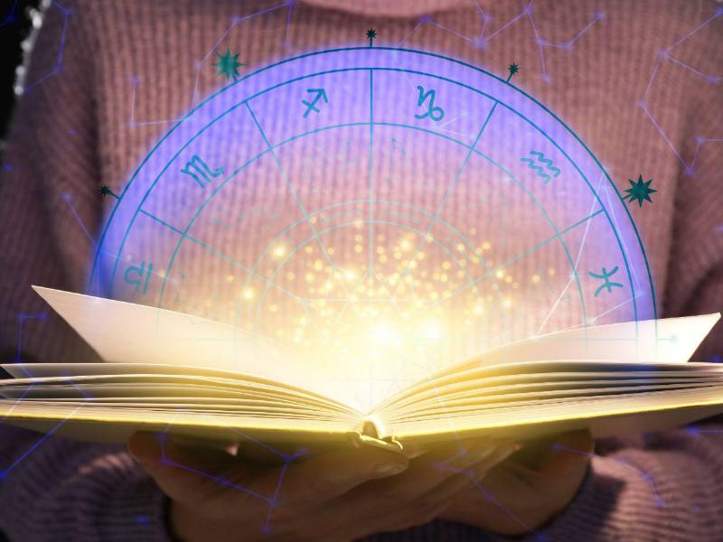 Descubre qué te deparan los astros en amor, trabajo, dinero y salud, de Aries a Piscis, y prepárate para afrontar la jornada con los mejores consejos.