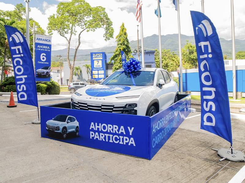Ficohsa celebra la primera entrega de vehículo de la promoción “Deposita, Suma y Arranca”.