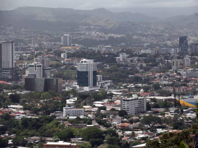 Una vaguada favorecerá lluvias aisladas este lunes en algunas regiones de Honduras, mientras el calor persistirá en gran parte del país.