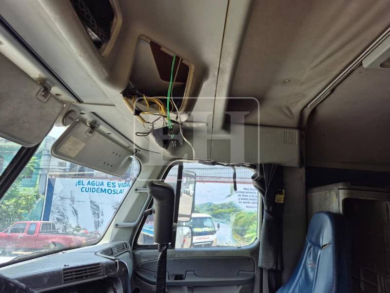 El robo ocurrió frente a la sede de la Policía en La Ceiba, donde los vehículos habían sido decomisados días atrás y permanecían estacionados bajo resguardo.