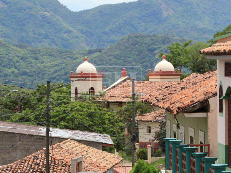 Mercedes de Oriente es un pequeño municipio del sur de La Paz, fronterizo con la hermana República de El Salvador, que destaca por la calidez de su gente, pero también por ser el pueblo más seguro de Honduras, ya que en diez años, no registran ni un solo homicidio. A continuación los detalles y las imágenes captadas por la lente de EL HERALDO.