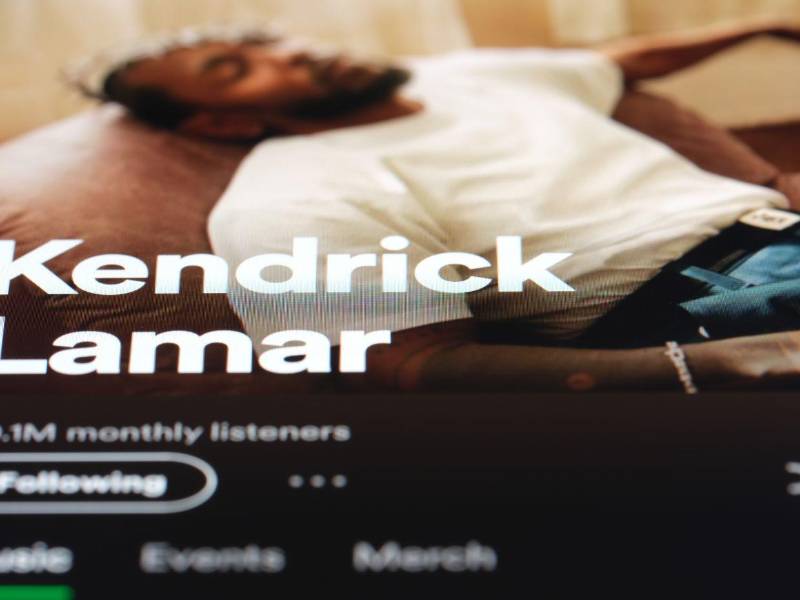 El 4 de mayo de 2024, Lamar dio a conocer Not Like Us, ganadora a los Grammy a Mejor grabación y Canción del año, en la que repite unas acusaciones de hace una década de que Drake es un pedófilo y tiene una hija secreta a la que se niega a reconocer.