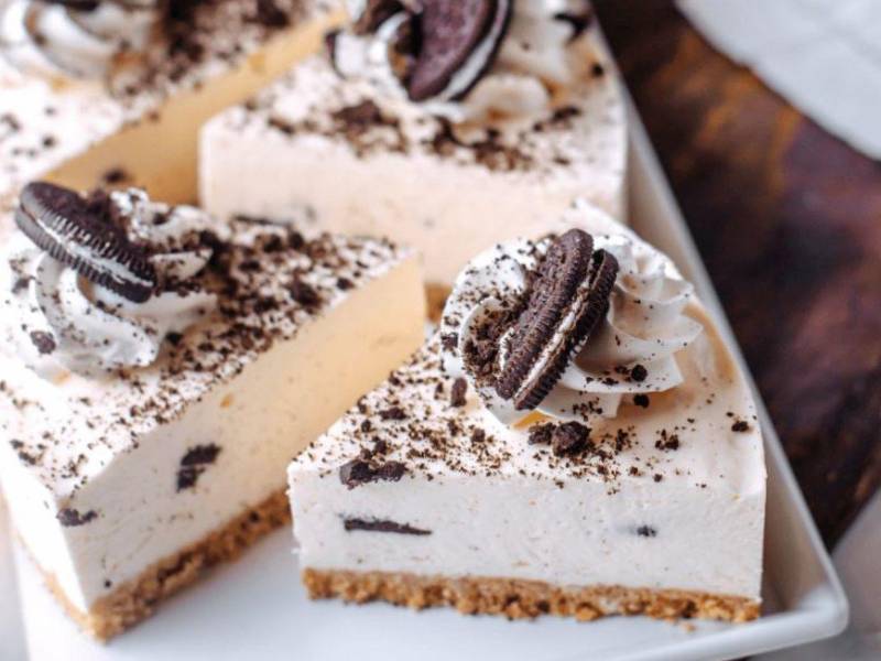 El cheesecake de Oreo es una opción sencilla y cremosa que combina el sabor del queso crema con el toque inconfundible de estas galletas.